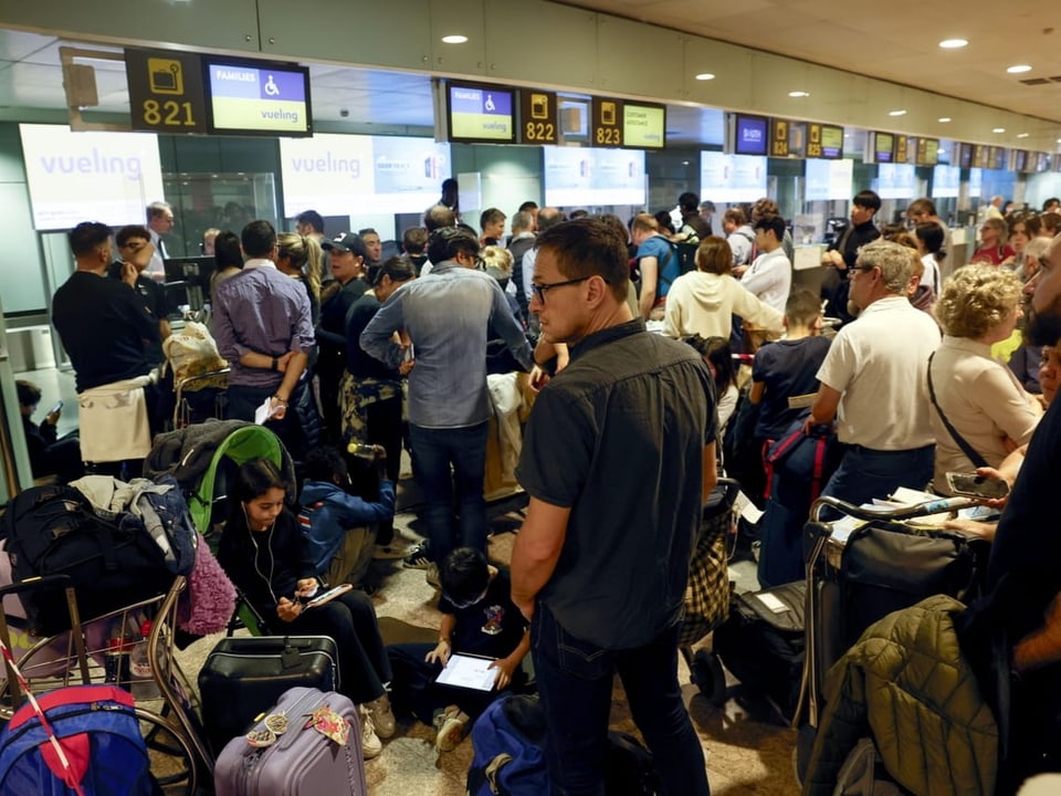 Menschenmenge am Vueling-Check-in-Schalter am Flughafen.