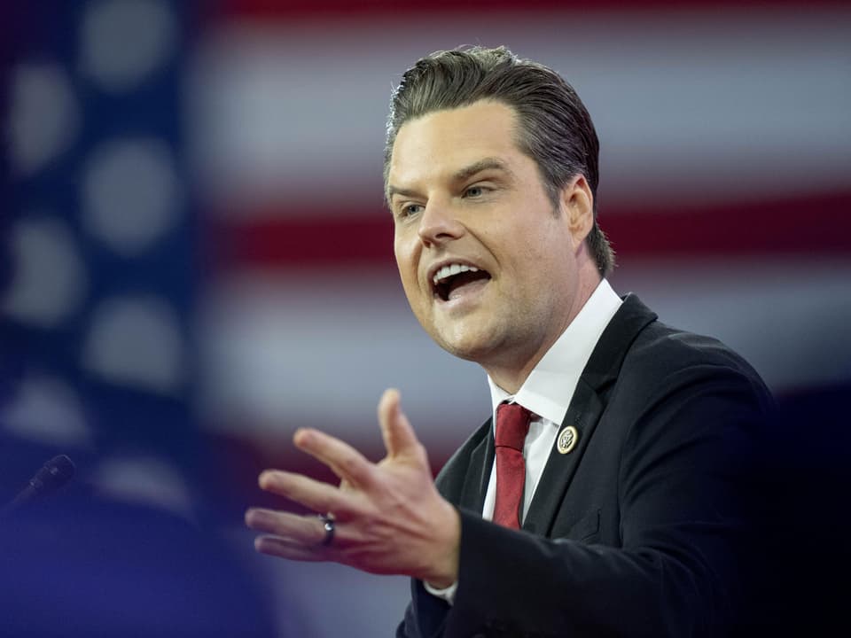 Matt Gaetz spricht an einer Veranstaltung. Im Hintergrund ist die USA-Flagge zu sehen.