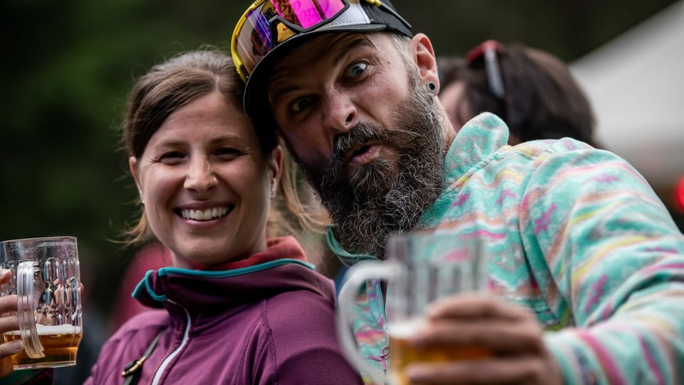 Franziska und ihr FUDL haben sich an „Ünscherem Rhiiwald“ Open Air vor vier Jahren aus der Patsche geholfen. Einer der beiden sei in den Bach gefallen. Seit der Rettungsaktion seien sie glücklich liiert, sagt der Propi Eistee Lieferant aus Obersaxen mit einem schelmischen zwinkern.  