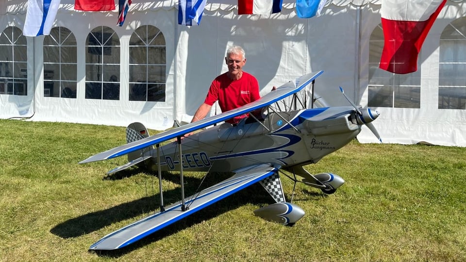 Weltmeister Andreas Lüthi mit seinem Modellflugzeug