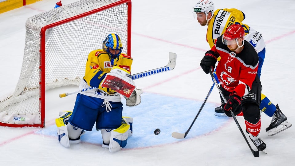 Sandro Aeschlimann ha puspè ina giada brillià en il gol dal HCD e tegnì 47 da 49 sajetts sin ses gol.