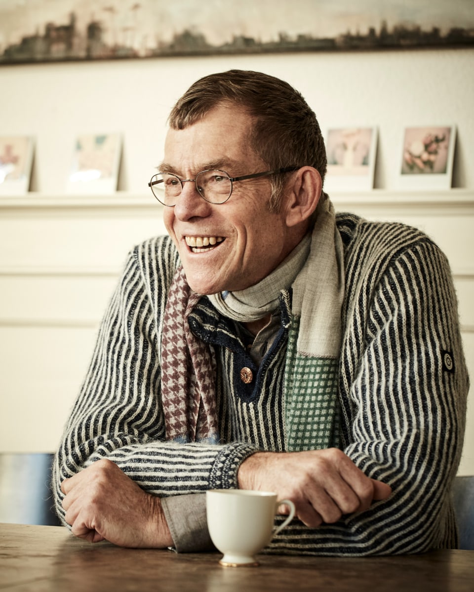 Maurice Maggi sitzt mit einer Tasse Tee am Tisch.