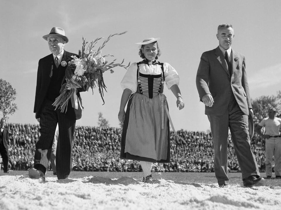 Ehrendame und zwei Männer am Jubiläumsschwingfest 1945