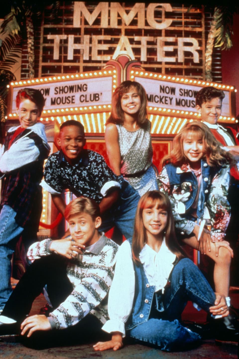 Sieben Kinder posieren vor einem Theater. Ryan Gosling sitzt unten links neben Britney Spears.