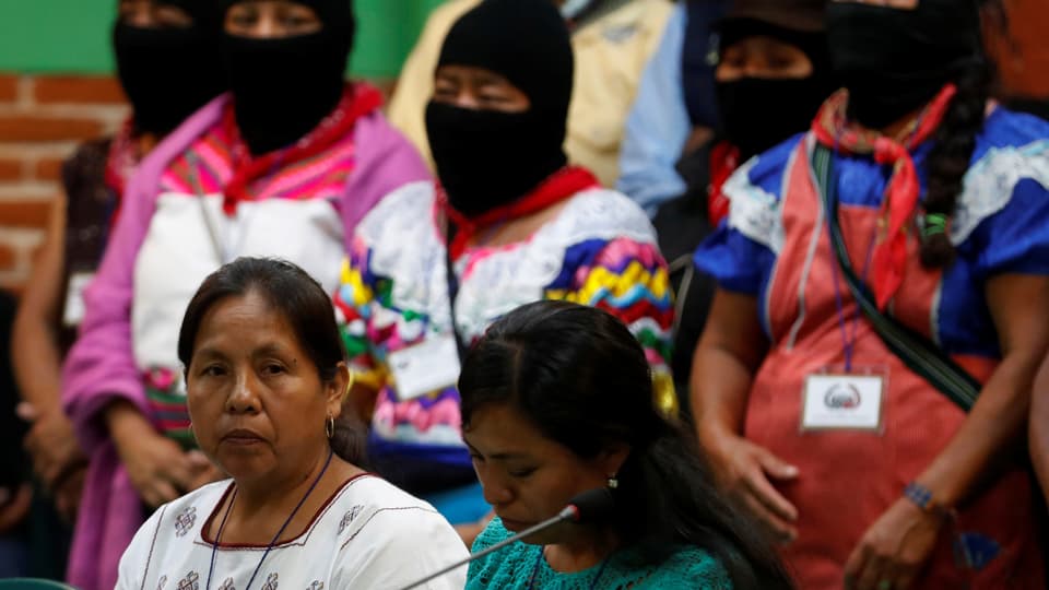 Maria de Jesus Patricio Martinez, neue Präsidentschaftskandidatin und Vertreterin der EZLN), im Vordergrund und im Hintergrund vermummte Menschen