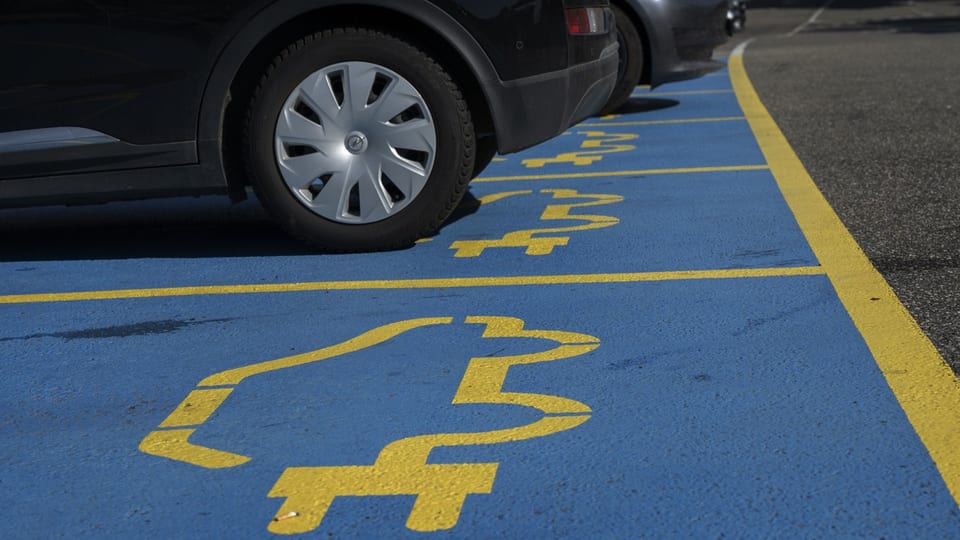 Parkplätze von E-Autos sind blau gekenzeichnet. 