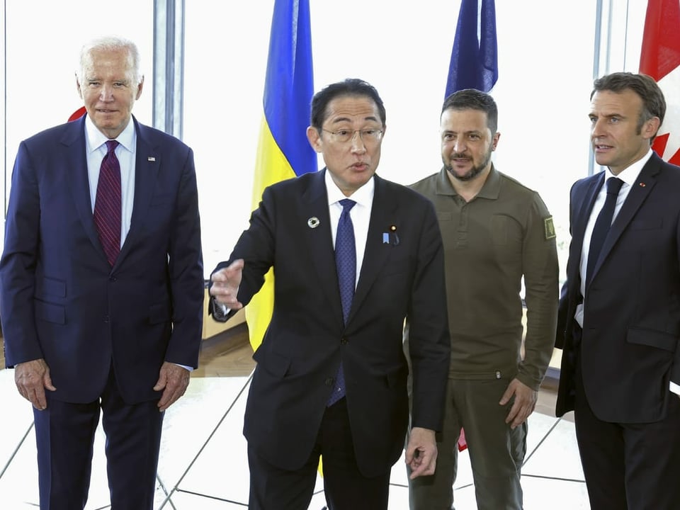 Biden, Kishida, Selenski und Macron stehen nebeneinander.