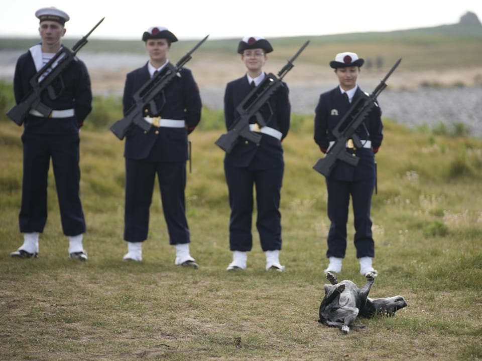 Ein Hund erfreut Soldaten der französischen Marine während einer Militärzeremonie auf der Insel Sein in der Bretagne.
