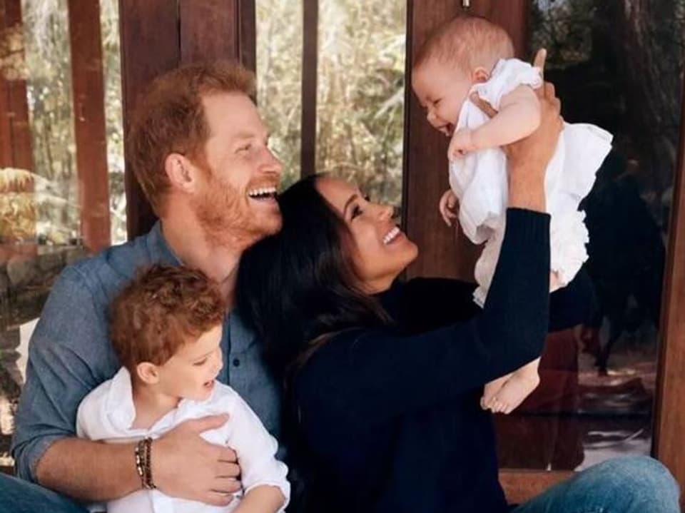 Foto von Harry und Meghan mit ihren Kindern Archie und Lilibet.