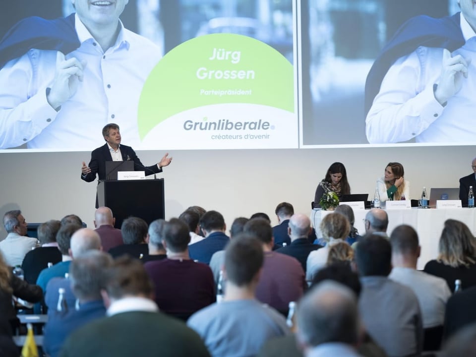 Vortrag in einem Konferenzraum mit Präsentation auf der Leinwand.