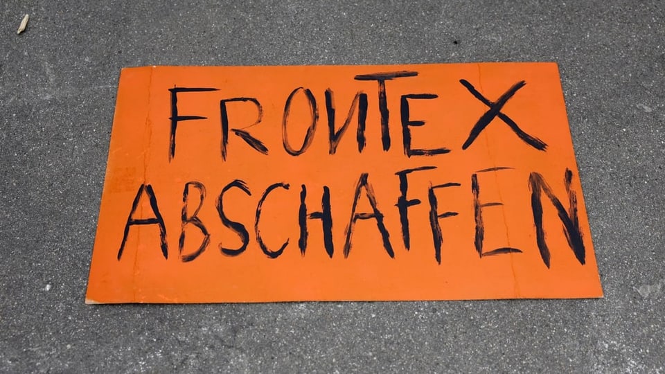 Plakati mit Aufschrift: Frontex Abschaffen