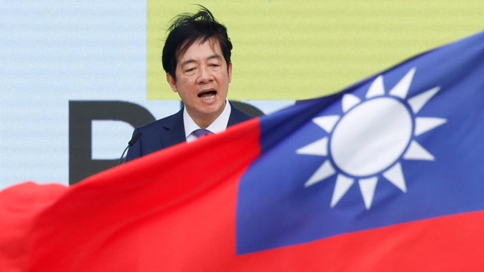 Mann hinter taiwanesischer Flagge.