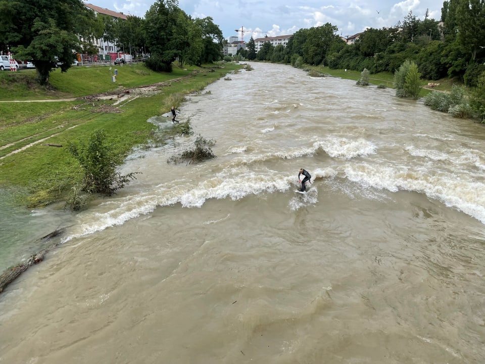 Fluss mit Surfer.