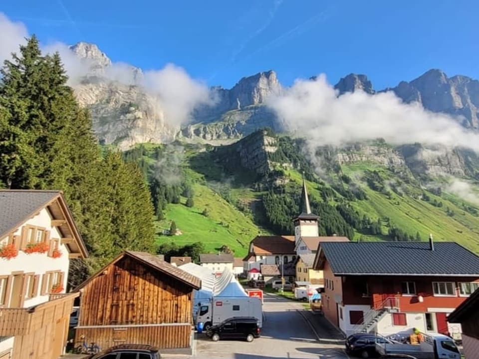 Der Urnerboden mit Gebäuden und Festzelt bei Sonnenschein.