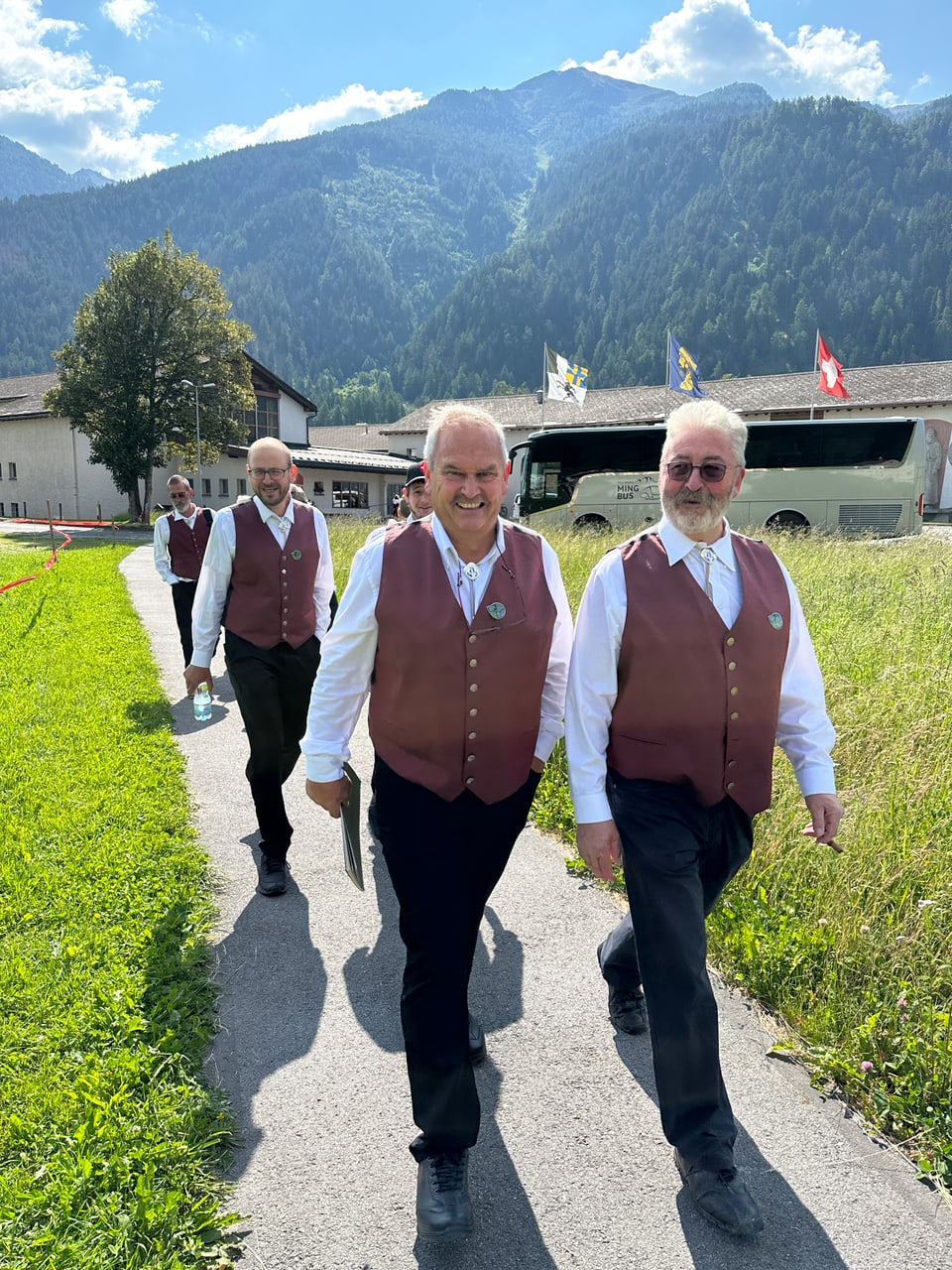 Sänger auf dem Weg zum nächsten Lokal.