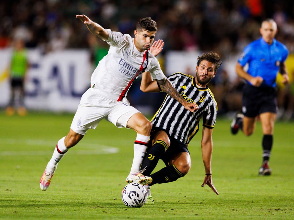 Milans Christian Pulisic gegen Juves Manuel Locatelli.