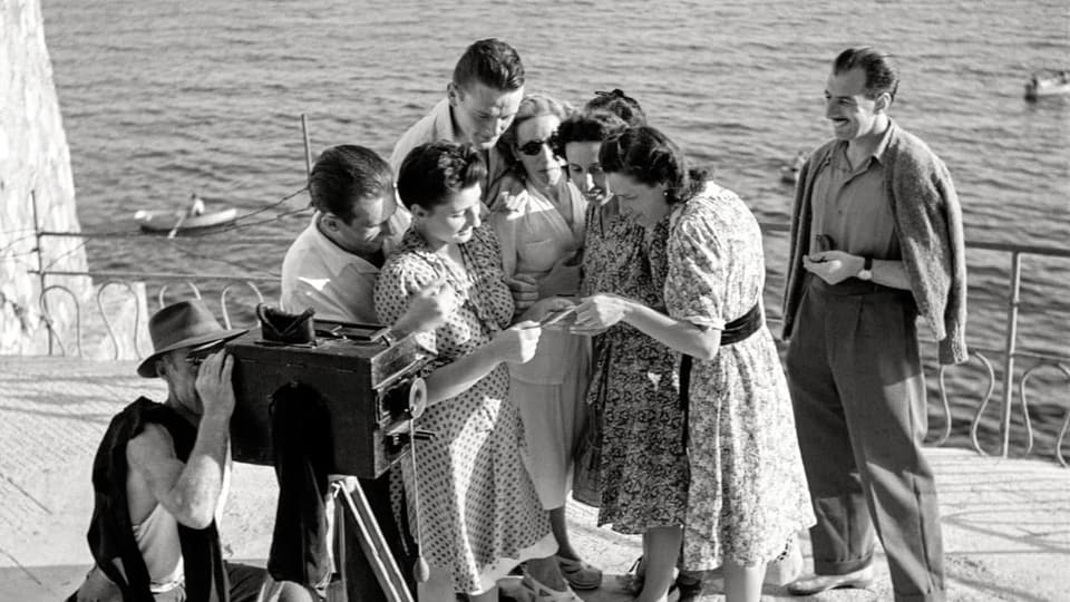  Turistas e turists sa laschan fotografar al mar tar Nervi, gist sper Genua.