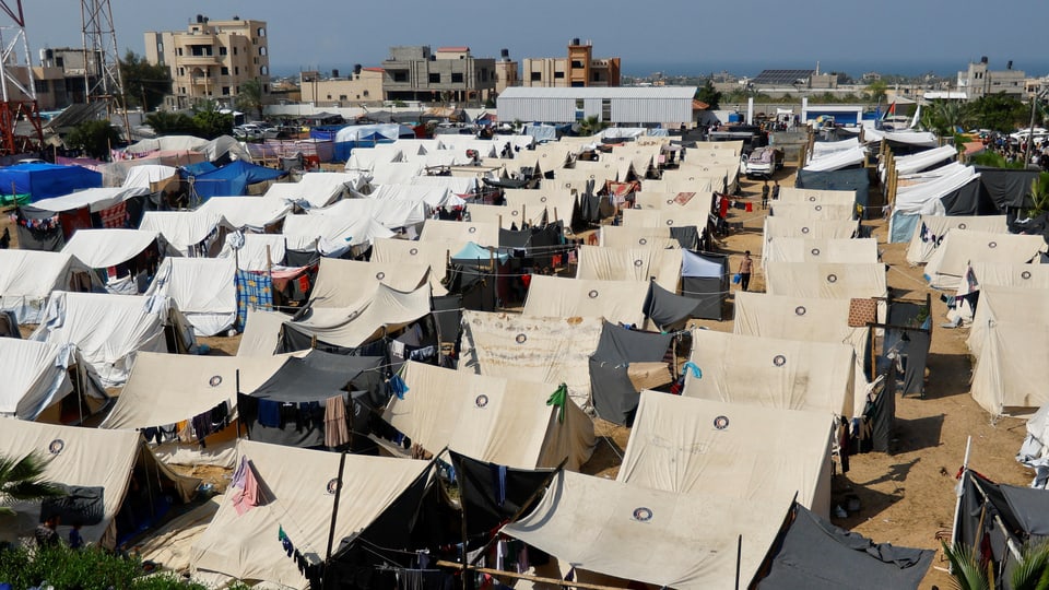 Palästinenser suchen in einem Zeltlager in einem von den Vereinten Nationen geführten Zentrum Zuflucht.