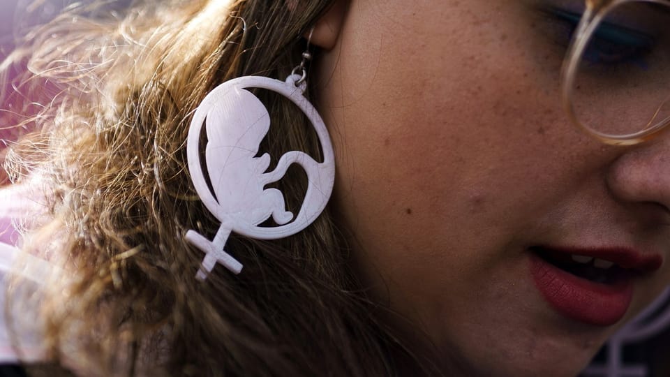 Eine Demonstrantin trägt einen symbolischen Ohrring an einer Pro-Life-Kundgebung in Washington, USA.