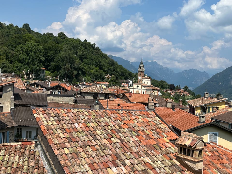 Blick aus dem Hotel auf das Dorf.