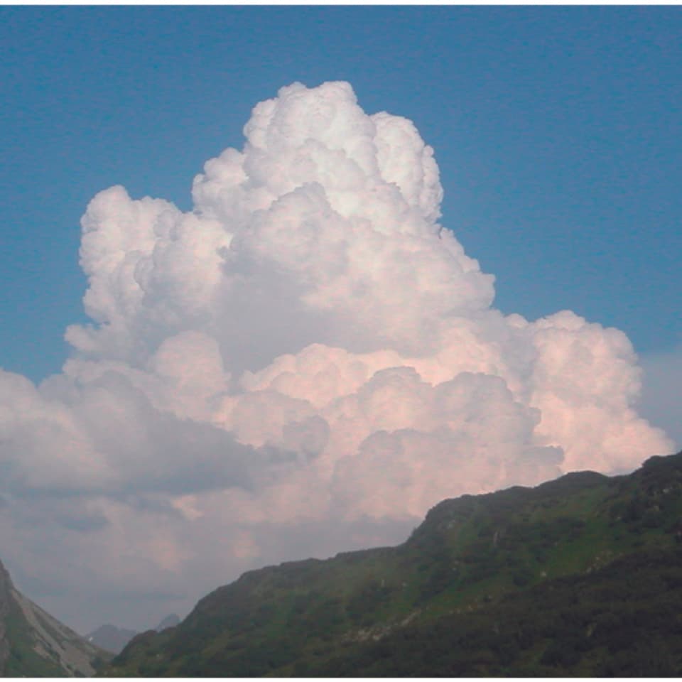 Eine grosse Quellwolke, die Wolketürme ragen bereits in grosse Höhen.