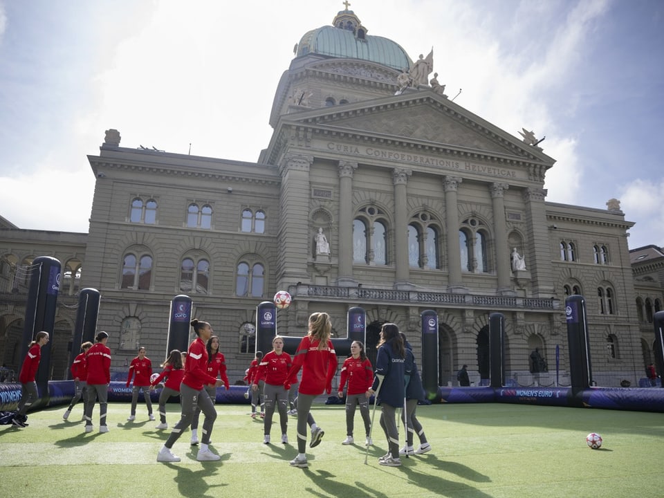Nationalspielerinnen jonglieren vor dem Bundeshaus