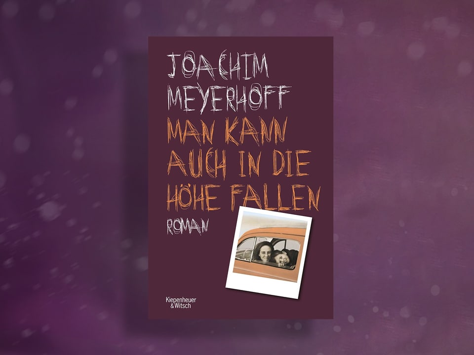 Das Buchcover zeigt ein Polaroid von der Mutter mit ihrem Sohn in einem alten Auto.