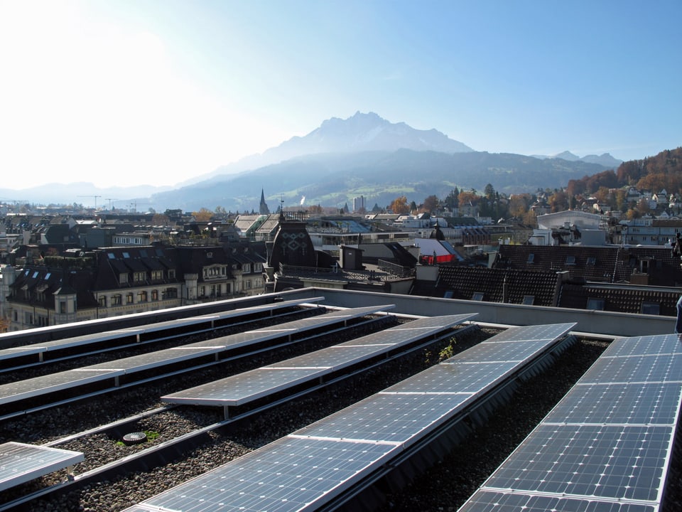 Die 30-kW-Photovoltaikanlage auf dem Hauptsitz der Luzerner Kantonalbank in der Stadt Luzern. Im Hintergrund Pilatus mit Krienser Hochwald. (Bernhard Gut)