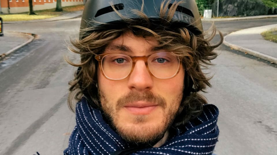 Porträtbild von Regisseur Nathan Grossman mit Velohelm.