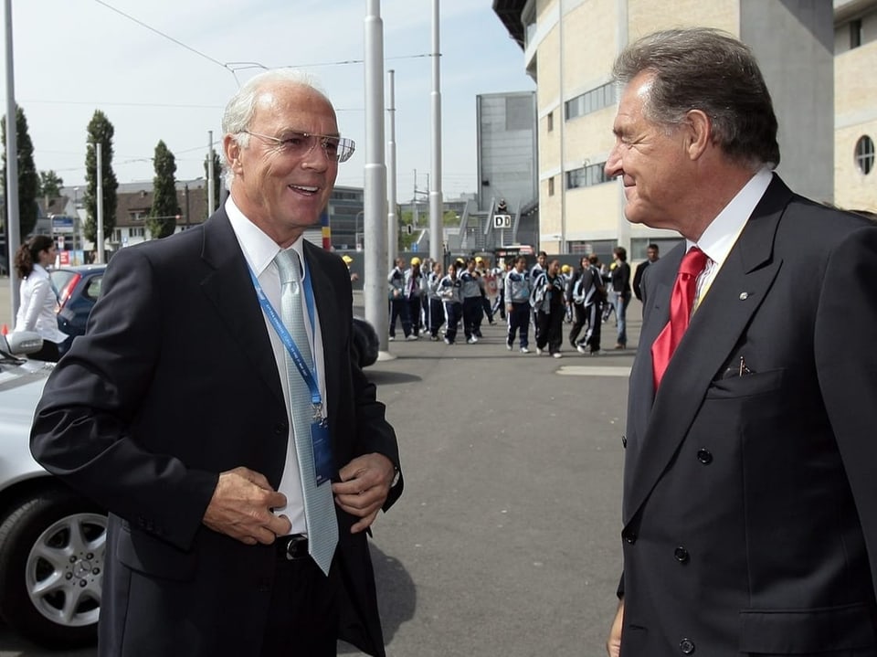 Franz Beckenbauer unterhält sich lächelnd mit Walter A. Brunner, dem ehemaligen GC-Präsidenten.