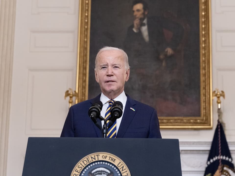 Biden am Rednerpult, dahinter das Gemälde von Lincoln.