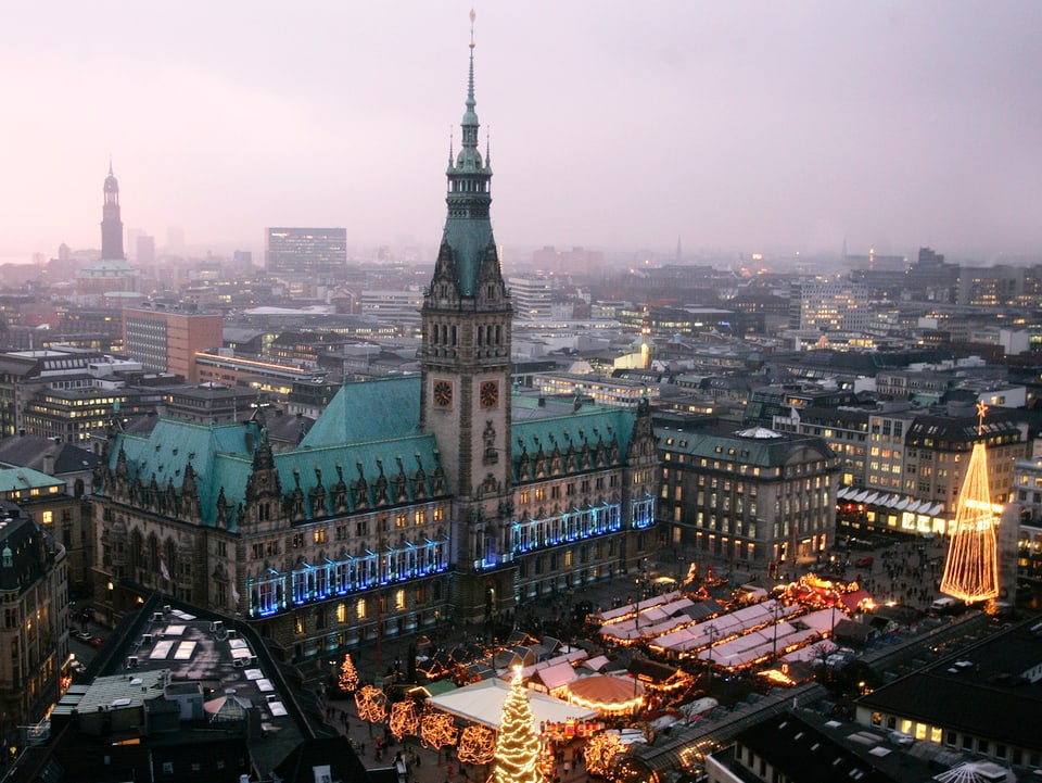 Hamburger Weihnachtsmarkt vor dem Rathaus