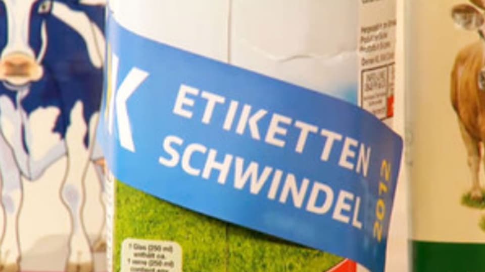 Aufschrift Etikettenschwindel auf einer Milchpackung.