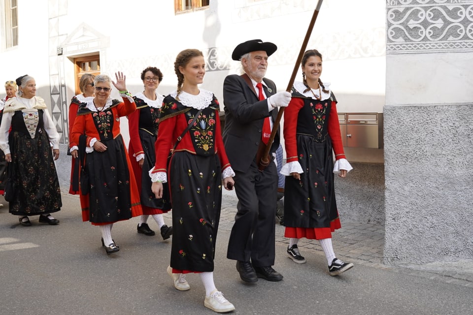 Der Festumzug am Bezirksgesangsfest in Müstair.