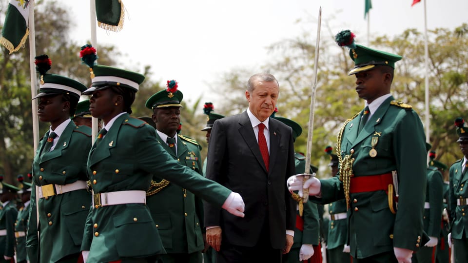 Erdogan und nigerianische Ehrengarde.