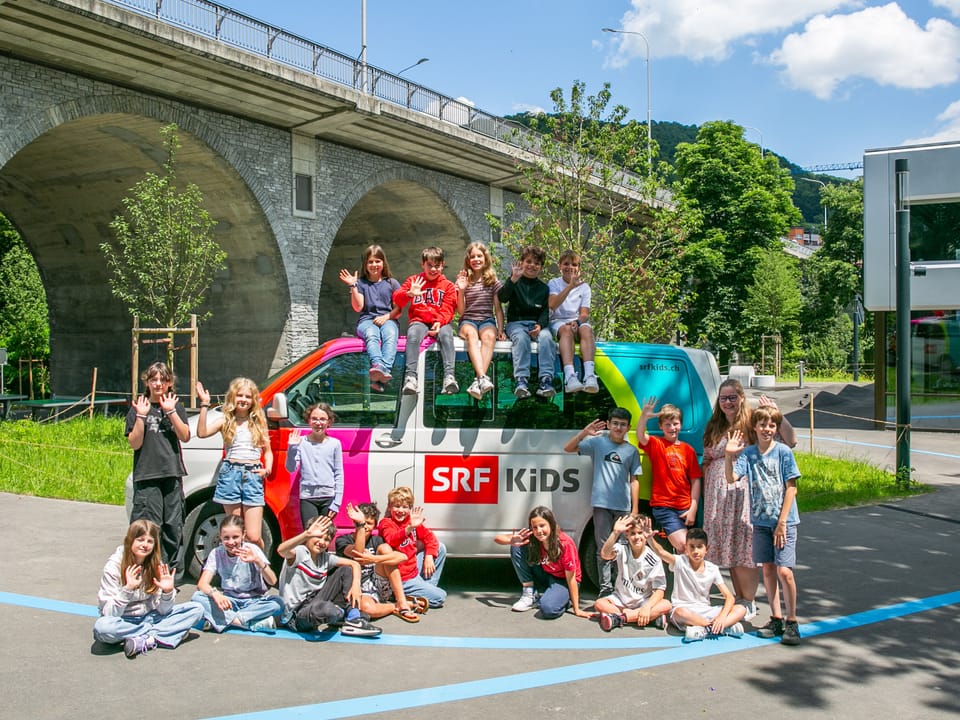 Kinder vor SRF Kids Bus