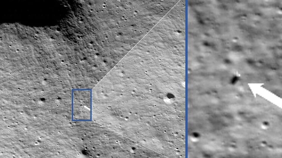 Das schwarz-weiss Foto zeigt den Mondkrater. Ein Pfeil weist auf einen kleinen Punkt hin, der für die Odysseus steht.