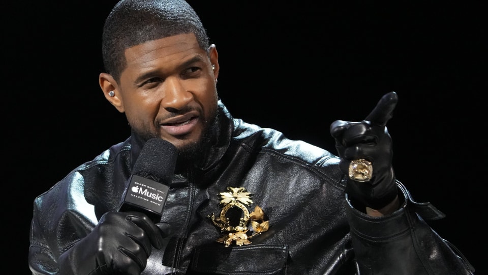 Usher an der Medienkonferenz zur Super-Bowl-Halftime-Show 2024.
