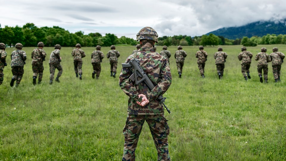 Infanterie-Rekruten absolvieren eine Übung unter Aufsicht ihres Vorgesetzten.