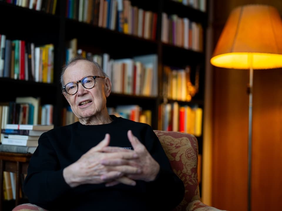 Martin Pollack sitzt in seiner Bibliothek.