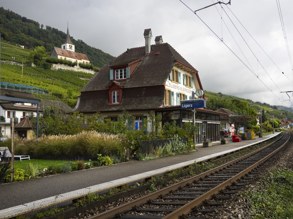 Ein Gleis vor dem Bahnhof Ligerz