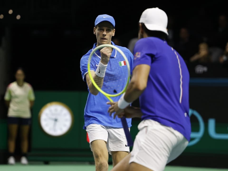 Zwei Tennisspieler im Doppelmatch auf dem Platz.