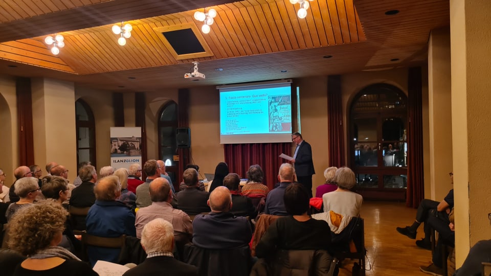 Viele Leute sind zum Vortrag über die Gründungsgeschichte des Grauen Bundes in Ilanz gekommen. 