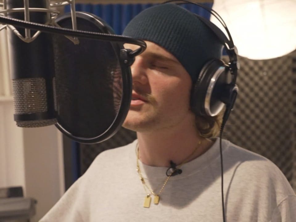 Mann singt im Tonstudio