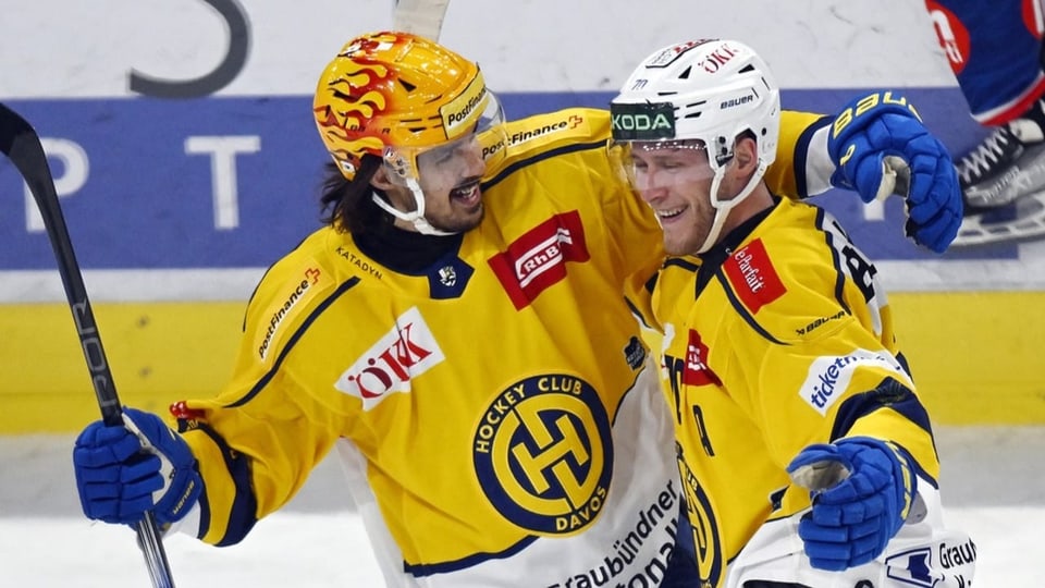 Eishockeyspieler Matej Stransky und Enzo Corvi