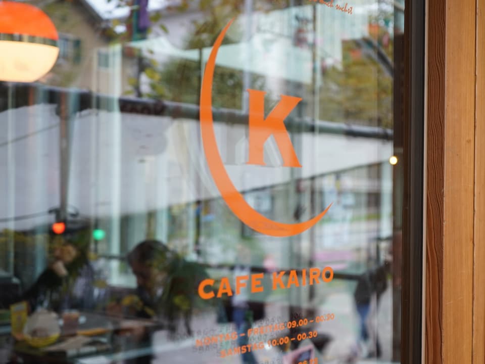 Eingangstür des Café Kairo mit Logo