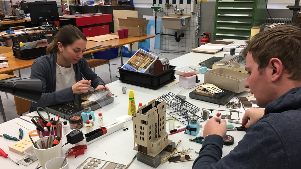 Nathalie Giger und Attila Casza bauen im Atelier ersten Modelle für die Miniaturwelt.