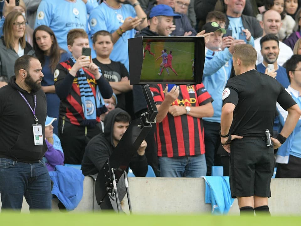 VAR-Konsultation vor einem ManCity-Fan