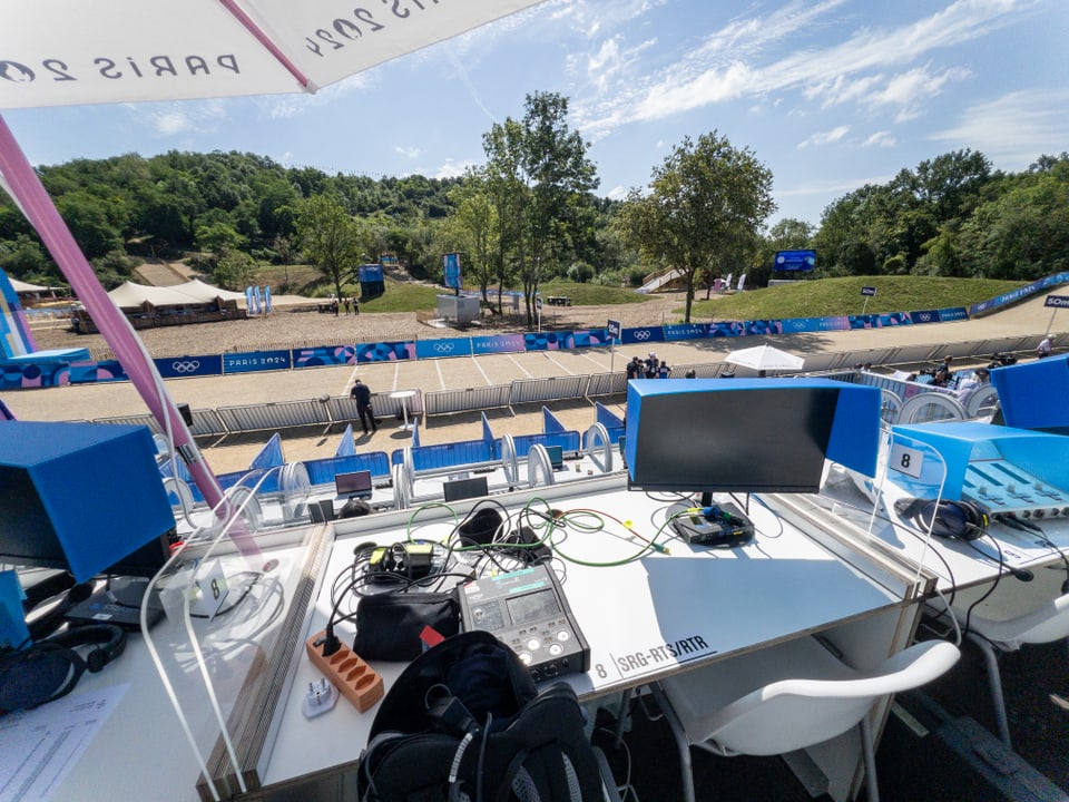 Paris 2024: Kommentatorenposition beim Mountainbikerennen der Frauen.