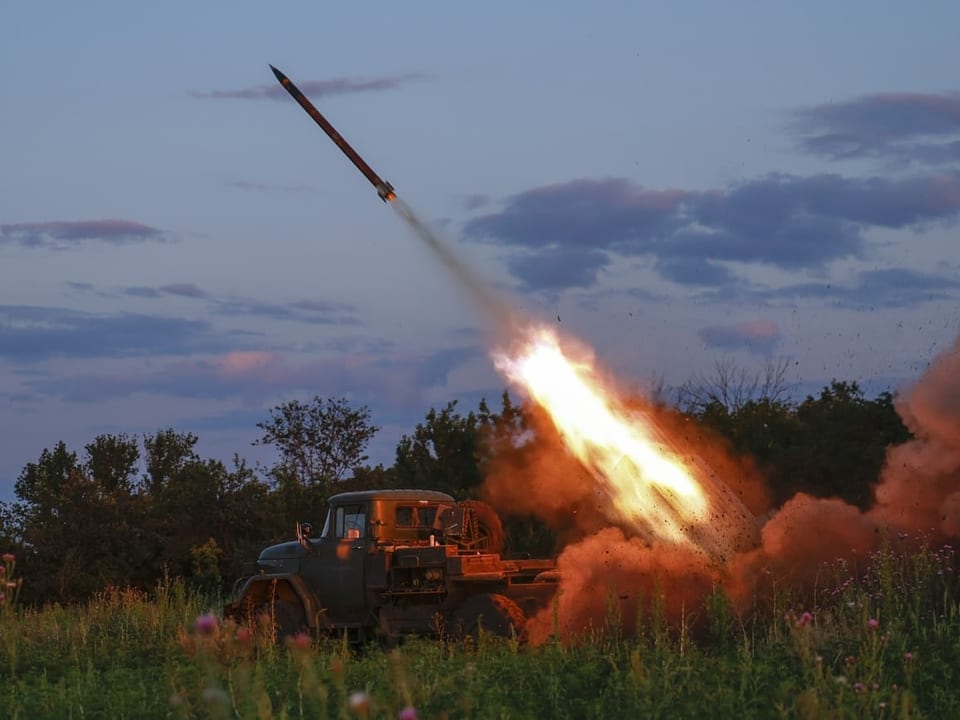 Ein Mehrfachraketenwerfer der ukrainischen Armee feuert auf russische Stellungen an der Front.
